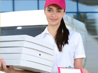 Kurze Zeit später wird Ihre Pizza von Ihrem Lieferservice geliefert.